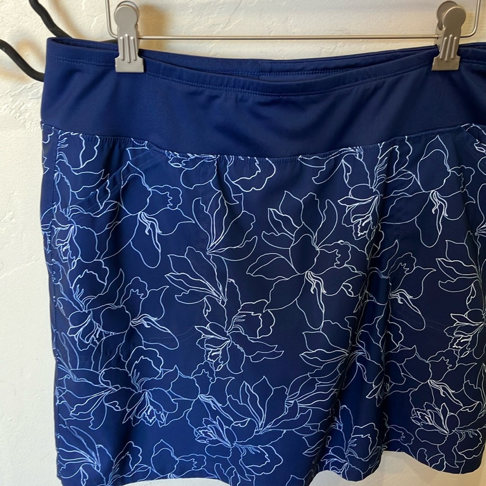 EUC cypress club active skort with 2 side pockets and 2 back pockets that snap